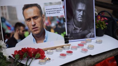 Над сто души се поклониха пред паметта на Алексей Навални във Варна