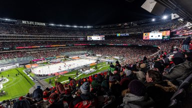 70 000 гледаха хокей на минусови температури, на арената за финала на Мондиала (Видео)