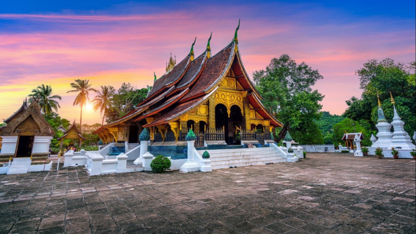 "Море от хора", или как туристическият бум разбива спокойствието в старата столица на Лаос