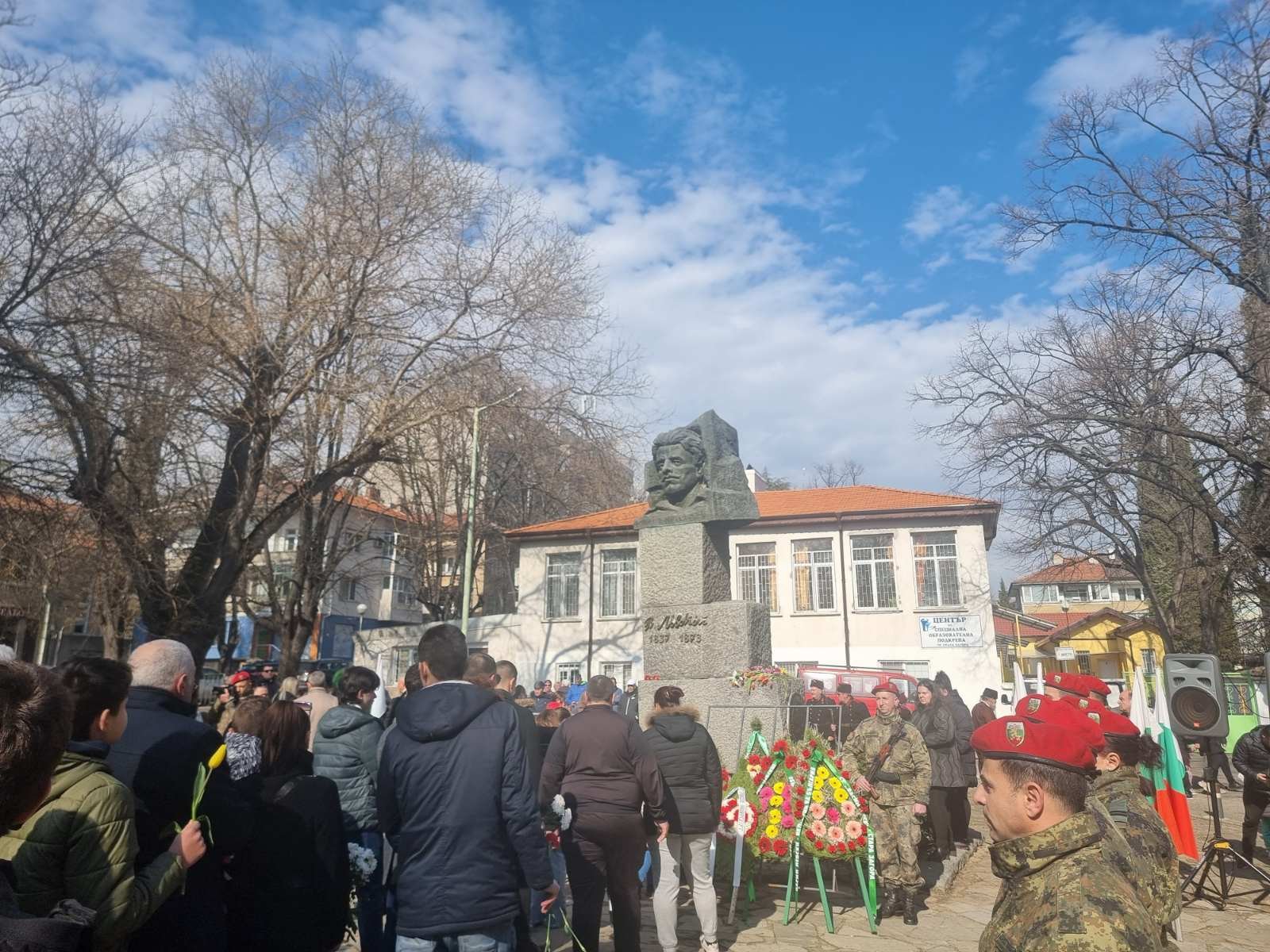 Стотици старозагорци се поклониха в общоградски ритуал пред паметника на Васил Левски