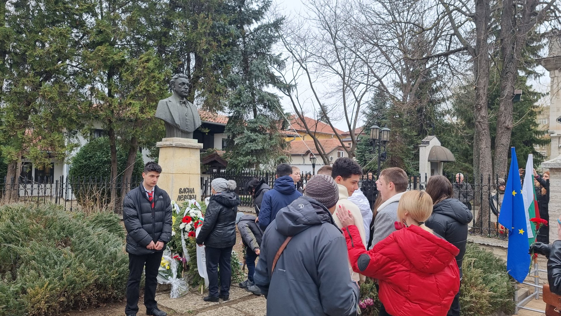 С панихида и поднасяне на венци и цветя пред паметника на Васил Левски Добрич също отбеляза годишнината от гибелта на Апостола на Свободата