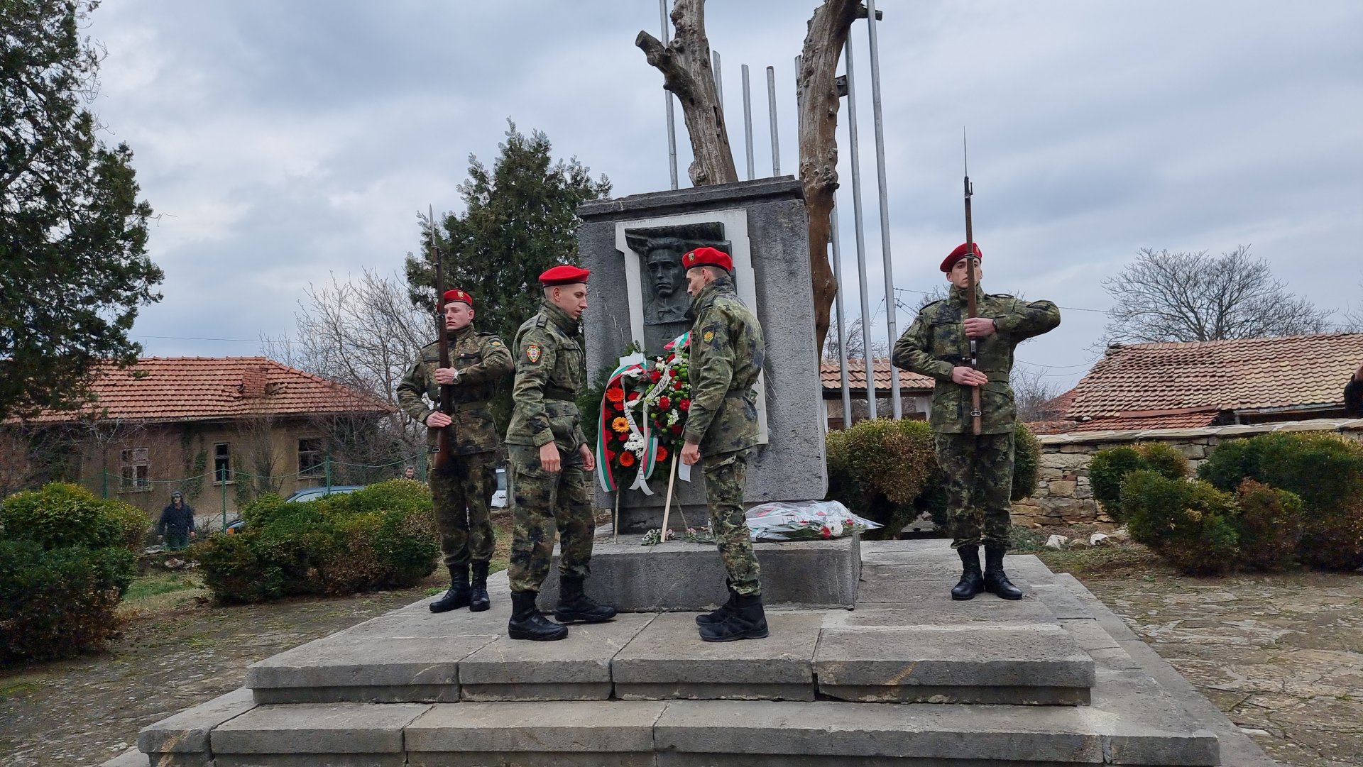 С поход до Къкринското ханче и военен ритуал от представителни блокове на Националния военен университет "Васил Левски" във Велико Търново започнаха в Ловешко събитията, посветени на годишнината