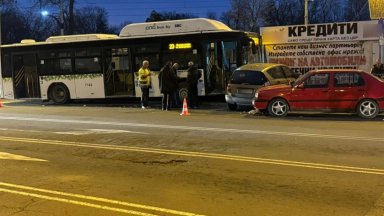 Автобус удари три коли и помете павилиони в София