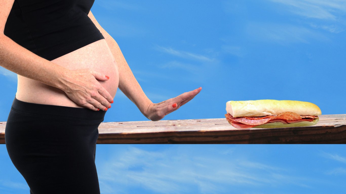 Защо суровите салами и необработеното месо са опасни за бременните?