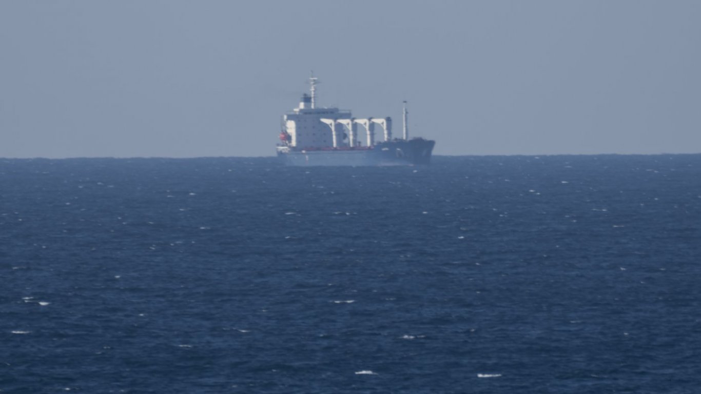 Товарен кораб под флага на Белиз на път за Варна е бил атакуван край Йемен