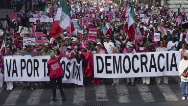 "Марш на демокрацията": Хиляди излязоха на протест срещу управляващите в Мексико (снимки)
