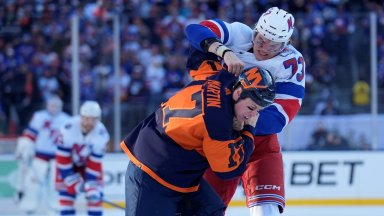 Руснак реши "студено" дерби на Ню Йорк пред 80 000 фенове на хокей