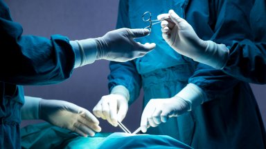 Момчето паднало от високо в столично училище е с тежка