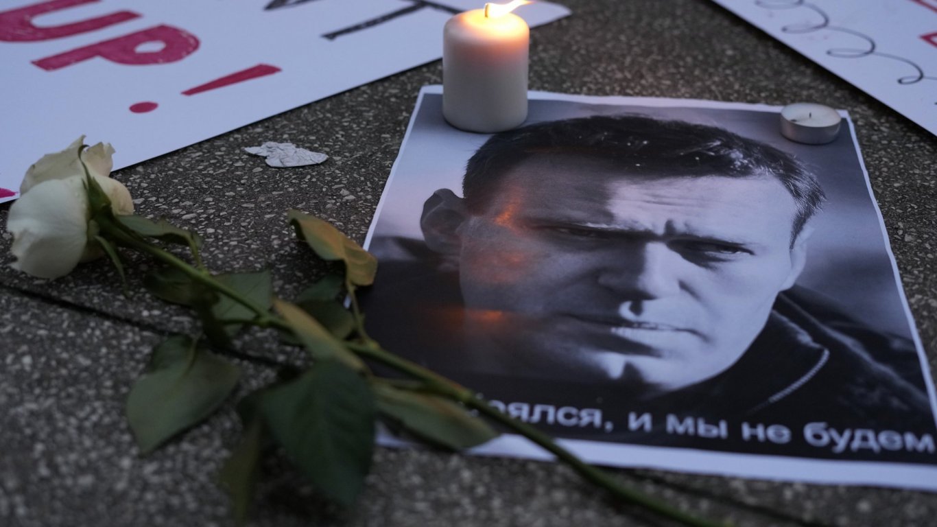 Следователите ще задържат още 14 дни тялото на Навални за експертиза 