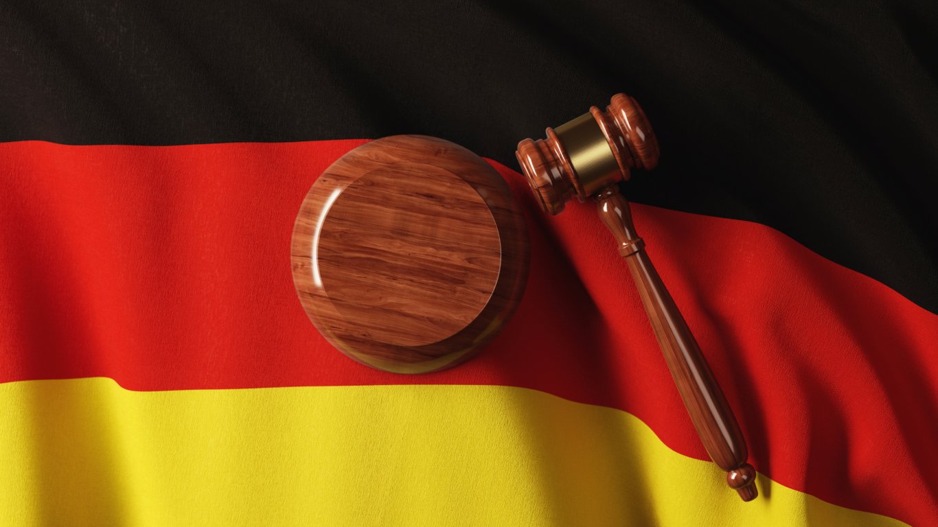 Власт, насилие и секс: "Духовен водач" се изправи пред германски съд
