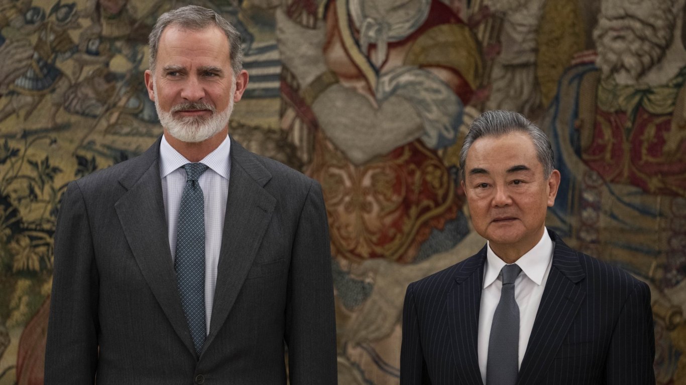 В Мадрид Ван И заяви, че Китай приема ЕС като "важна сила в многополюсния модел" 