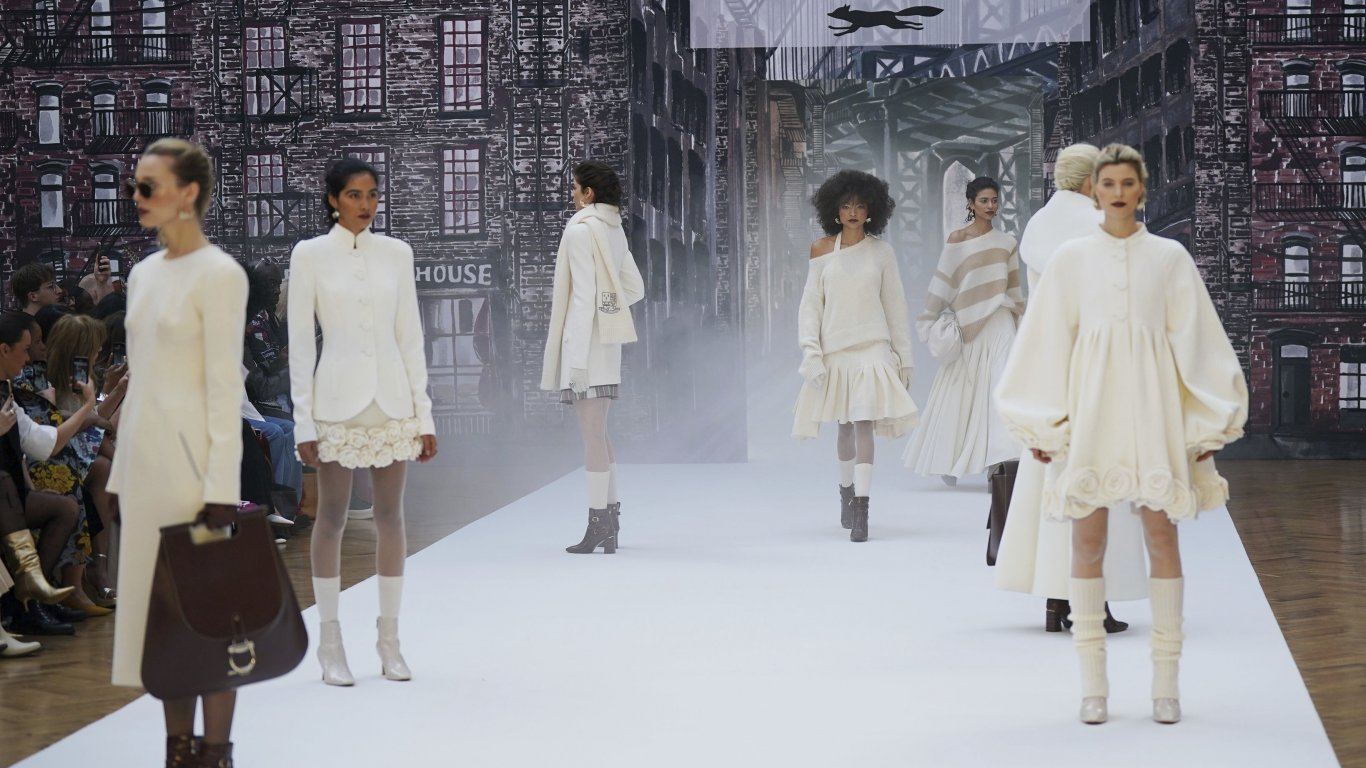 Бабини плетива и тийнейджърски бунт: Седмицата на модата в Лондон се заигра с миналото