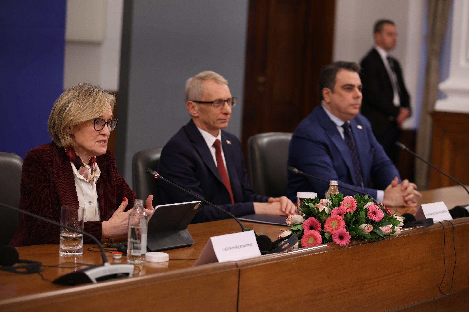 4 декември 2023 г. Премиерът Николай Денков (в средата) се срещна с европейския комисар по финансова стабилност, финансови услуги и съюз на капиталовите пазари Марейд Макгинес (вляво). Вдясно е министърът на финансите Асен Василев