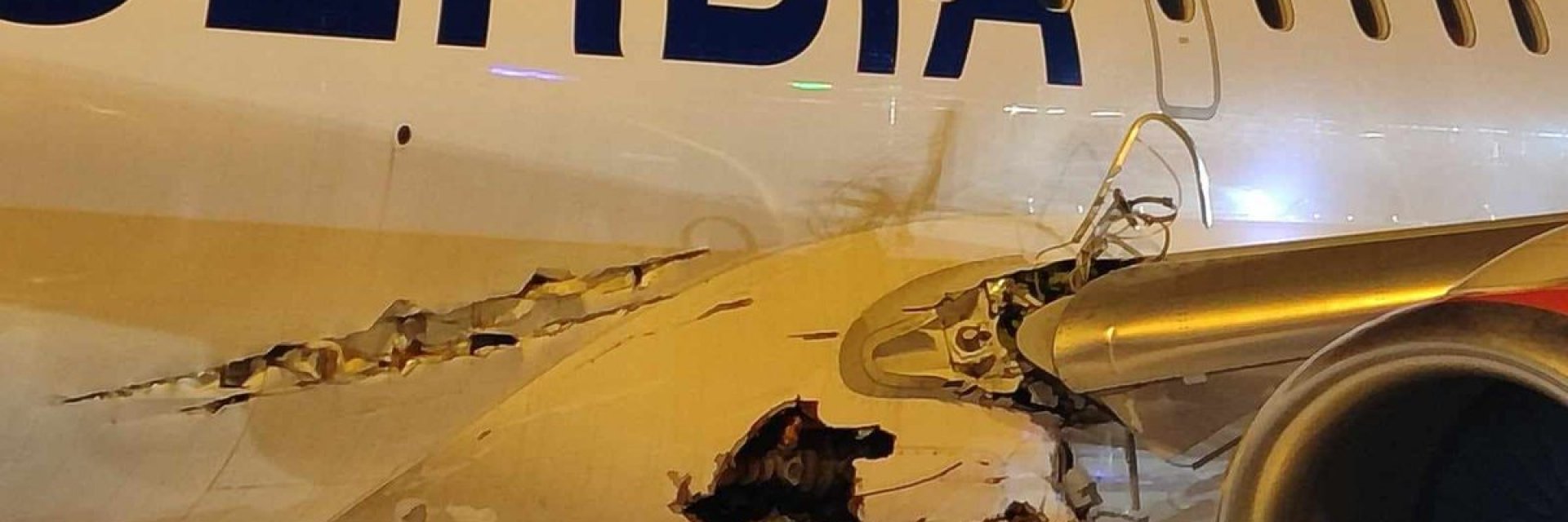 Самолет с дупка на корпуса кацна на летището в Белград (видео)