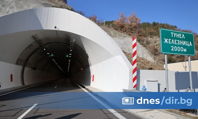 Строителството на тунела се ръководи от Агенция Пътна инфраструктура, която