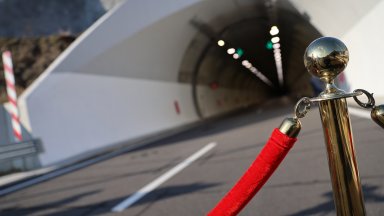 Движението в двете тръби на тунел Железница и в участъка