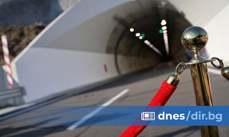 Движението в двете тръби на тунел Железница и в участъка