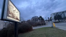 Навални гледа от билборд към руското посолство в София (снимки)