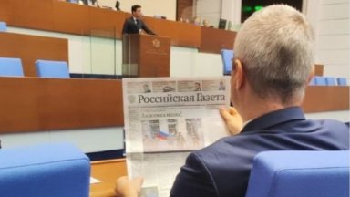 Костадинов разпъна "Российская газета" в пленарната зала насред декларация на ПП за Навални