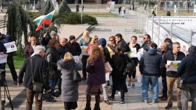 Протест пред съда в Бургас срещу изграждането на фотоволтаичен парк край Средец