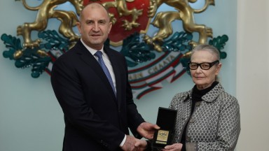 Цветана Манева с Почетния знак на президента: Усещам, че имаме дълг към всичките деца на България