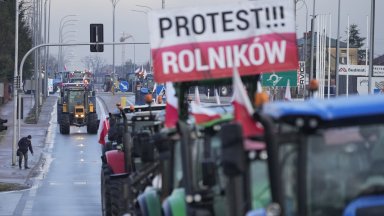 Полски фермери зоват с плакати Путин за помощ. Държавата: Може да са повлияни от руски агенти
