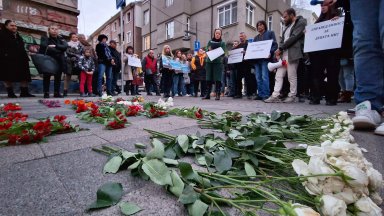 С пешеходна пътека от цветя близки на Филип Арсов протестираха в центъра на София