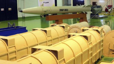 След Пхенян и Техеран изпраща стотици балистични ракети на Русия