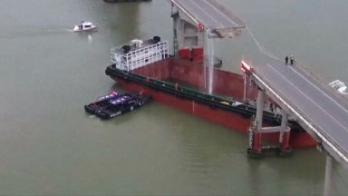 Товарен кораб се блъсна и срути мост в Китай, колите върху него пропаднаха в реката (видео)