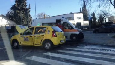 Кола не спря на стоп в Пловдив и се заби в такси, двама са в болница