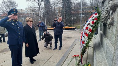 Недоволство в София, след като Митрофанова поднесе цветя на костница на съветски воини
