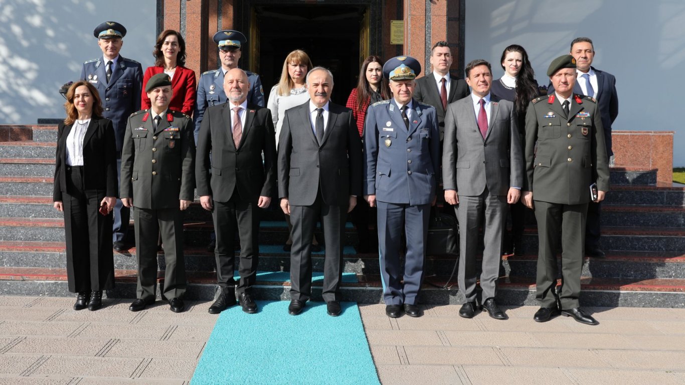 Тагарев обсъди в Турция сигурността в региона на Черно море и Балканите