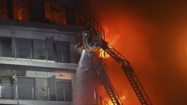 Поне четирима загинаха и 14 са пострадали при огромния пожар в блок във Валенсия