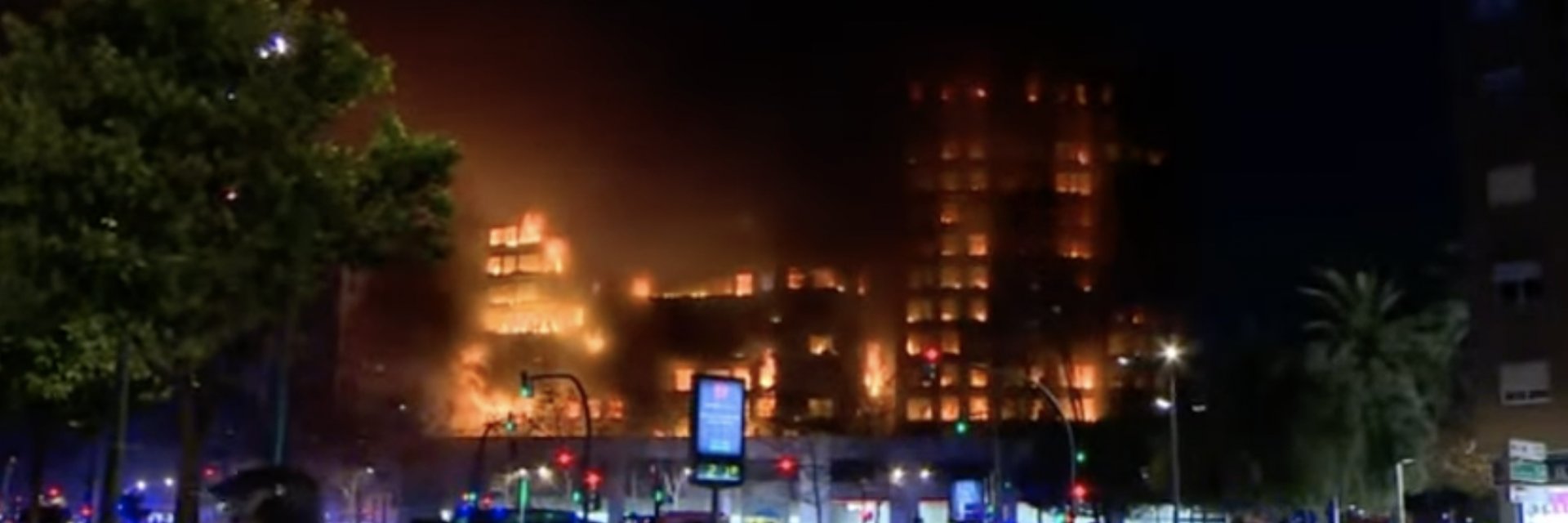 Огромен пожар погълна 14-етажен блок във Валенсия (видео/снимки)