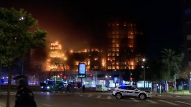 Огромен пожар погълна 14-етажен блок във Валенсия (видео/снимки)