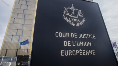 Делото се отнася до закон на ЕС изискващ от Европейската