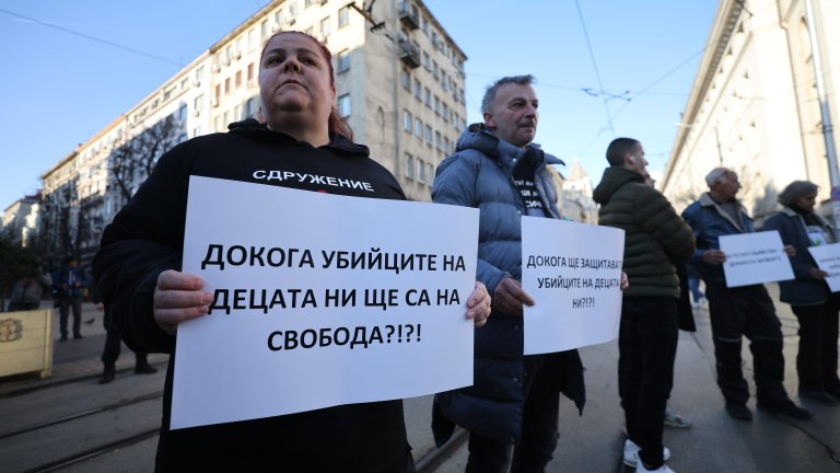 Протестна блокада в София от родители на убити на пътя деца, ще има шествие и до НС (снимки)