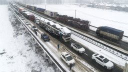 Верижен сблъсък на над 100 коли на заледен китайски път, 9 души са пострадали (видео)