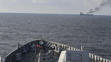 След атаката на йеменските хуси: Филипинските власти спасяват екипажа на потъващия гръцки кораб