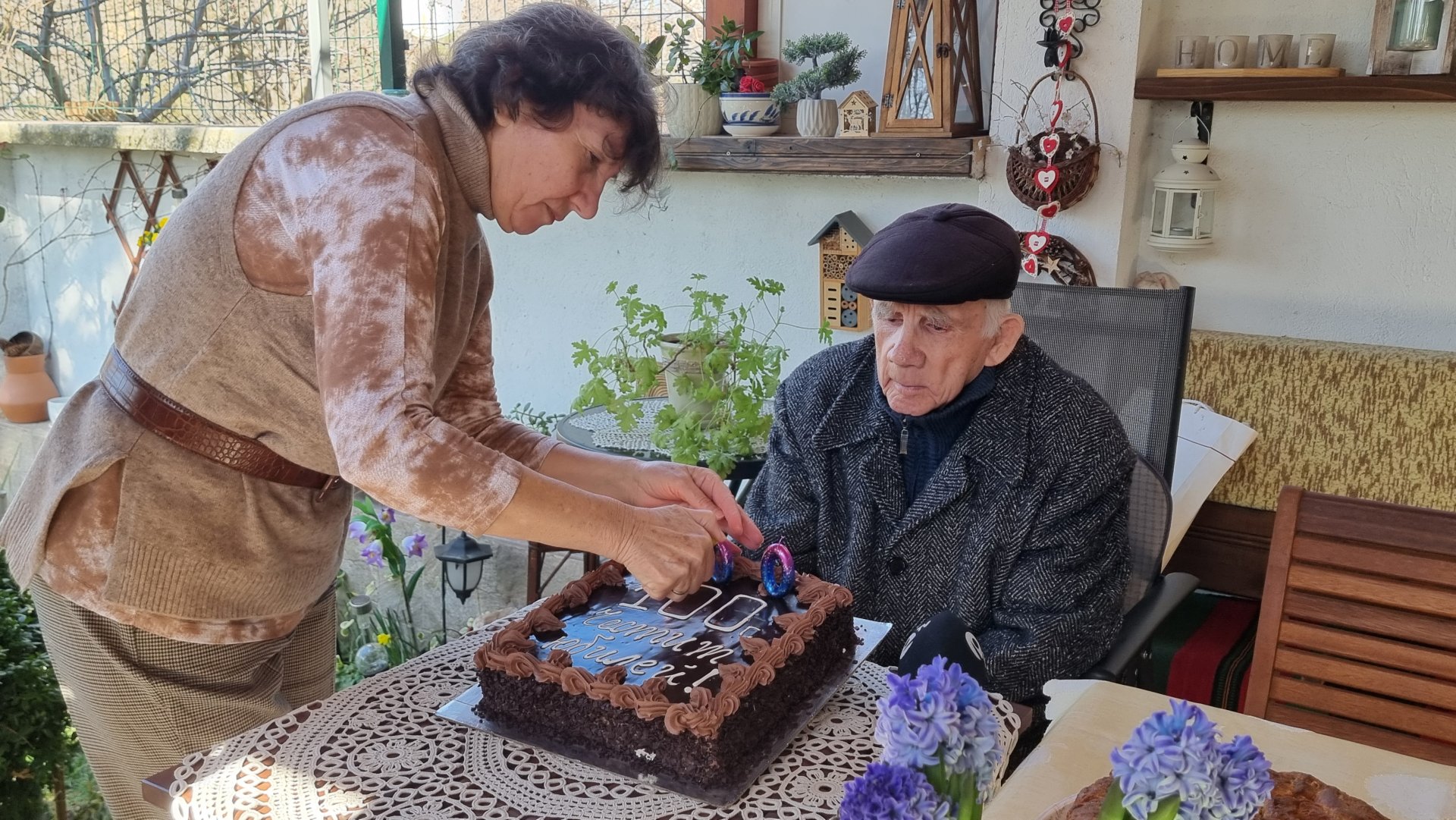 На тържество в дома му той бе поздравен от роднини, приятели, близки и различни институции