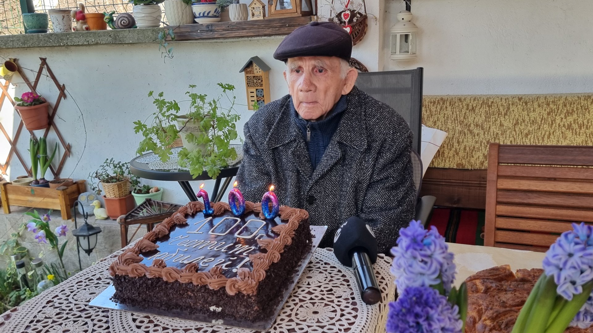 На тържество в дома му той бе поздравен от роднини, приятели, близки и различни институции