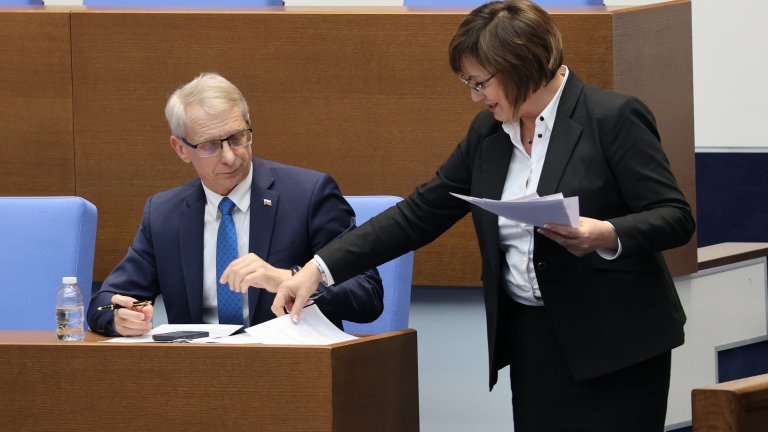 Нинова раздаде молби на депутатите и премиера за колективен иск срещу мобилните оператори
