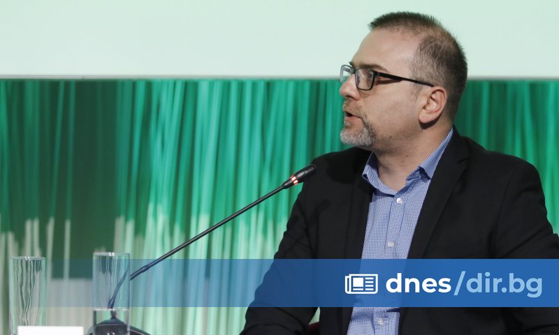 Във всеки епизод основателят на Маги Малеева и водещи експерти