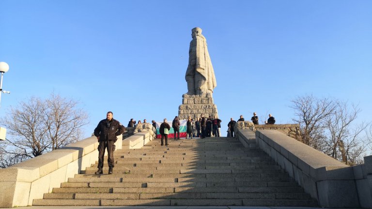  Контрапротест посрещна протест срещу събарянето на паметника на Альоша в Пловдив 