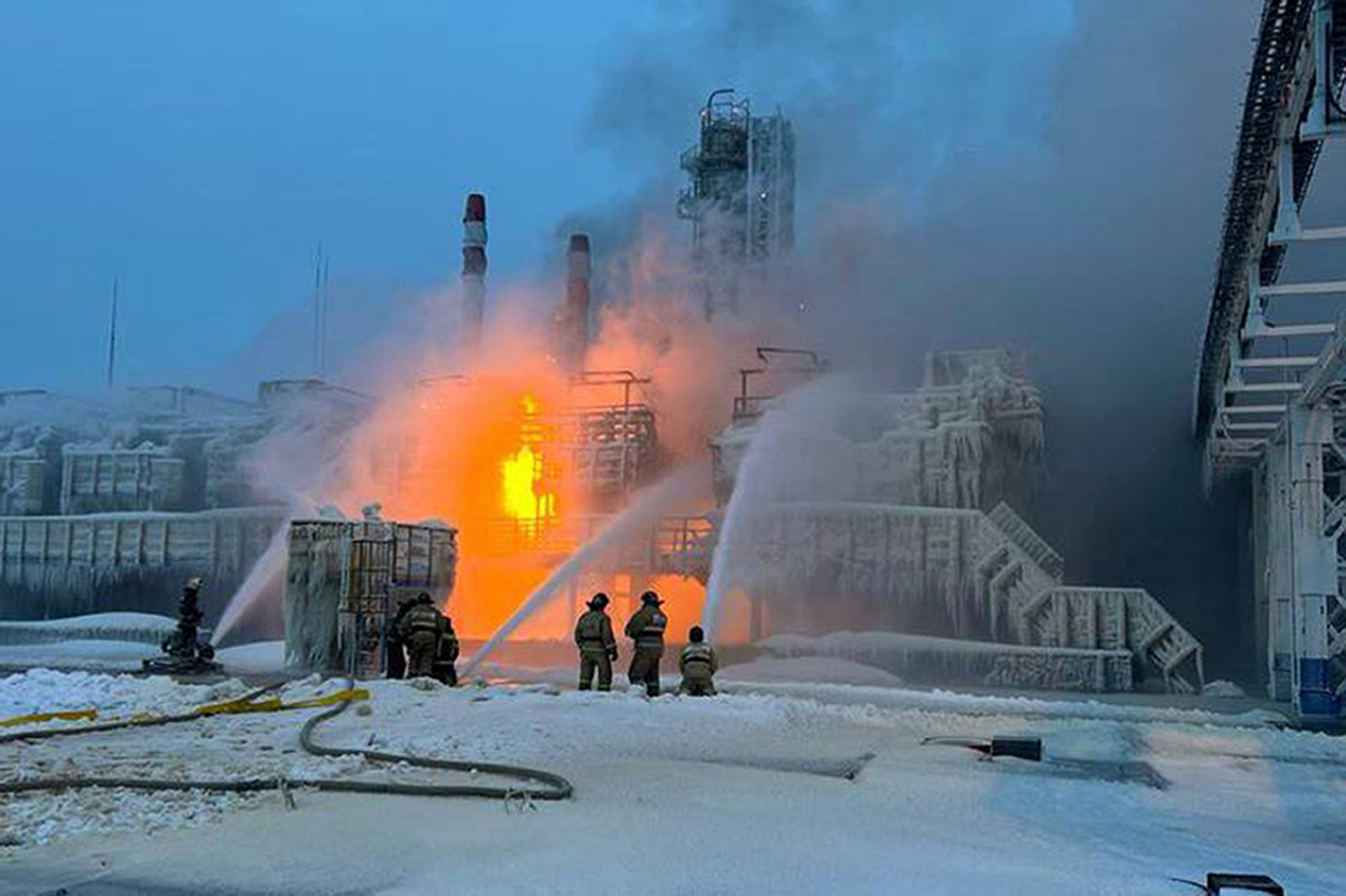 Пожарникари гасят пламъци на газовия терминал в Уст-Луга, намиращ се на 165 км югозападно от Санкт Петербург, 21 януари 2024 г.