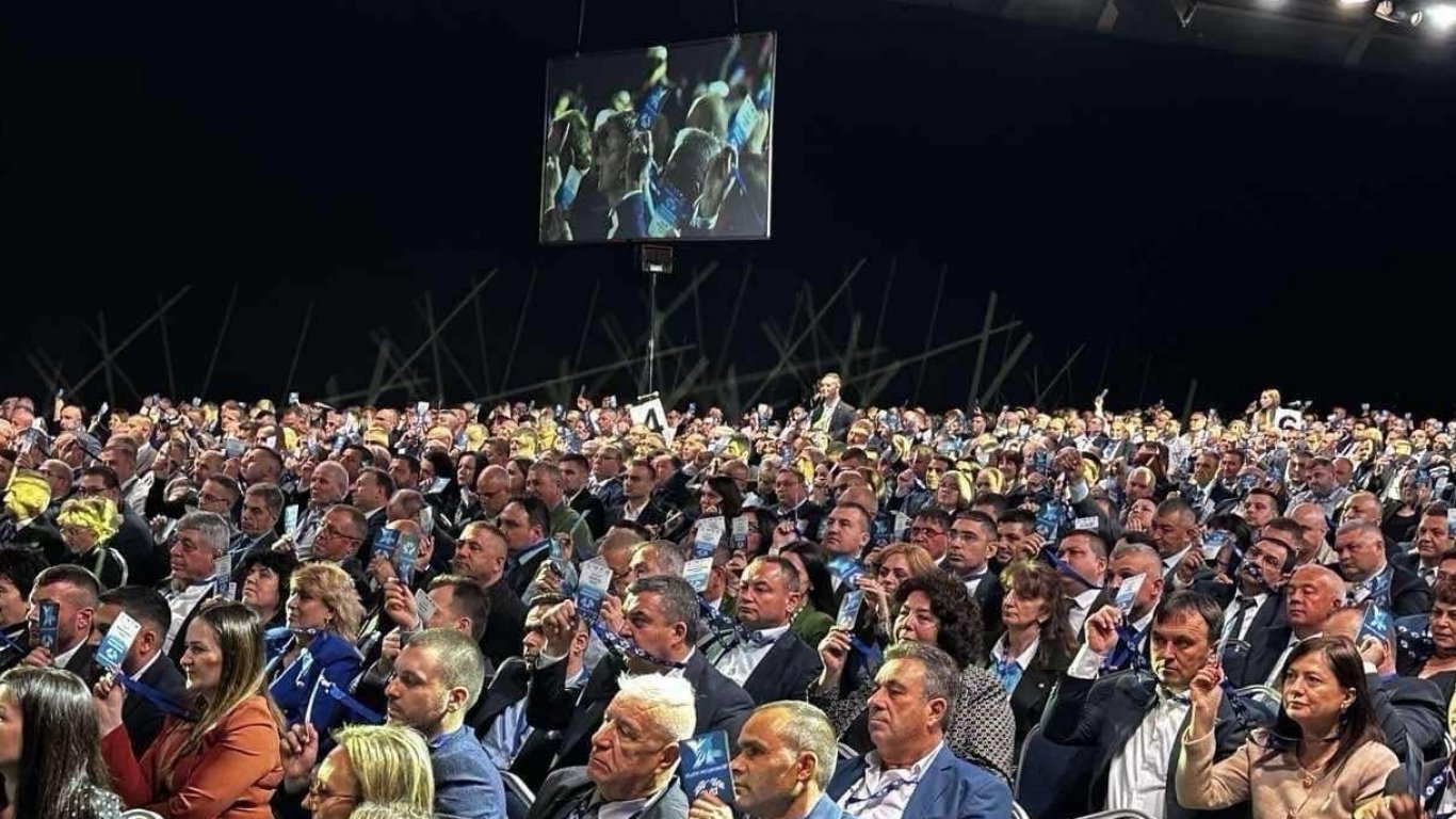 Видеоекран показва от близък план предишния председател на ДПС Мустафа Карадайъ, който също гласува за двамата нови лидери