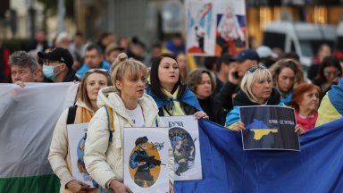 Демонстрантите временно спряха движението на Орлов мост Преминавайки покрай руската църква Свети