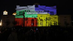 Три емблематични сгради в цветовете на украинското знаме 