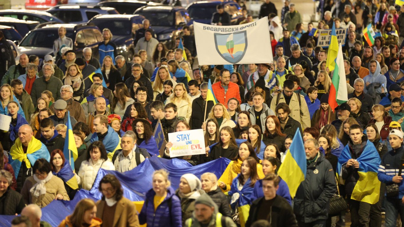 Шествие по повод две години от началото на войната в Украйна спря движението на Орлов мост