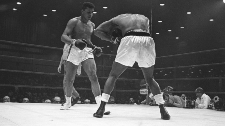Преди 60 години Али сложи короната, въпреки че не виждаше нищо. Подвиг или нагласен мач?